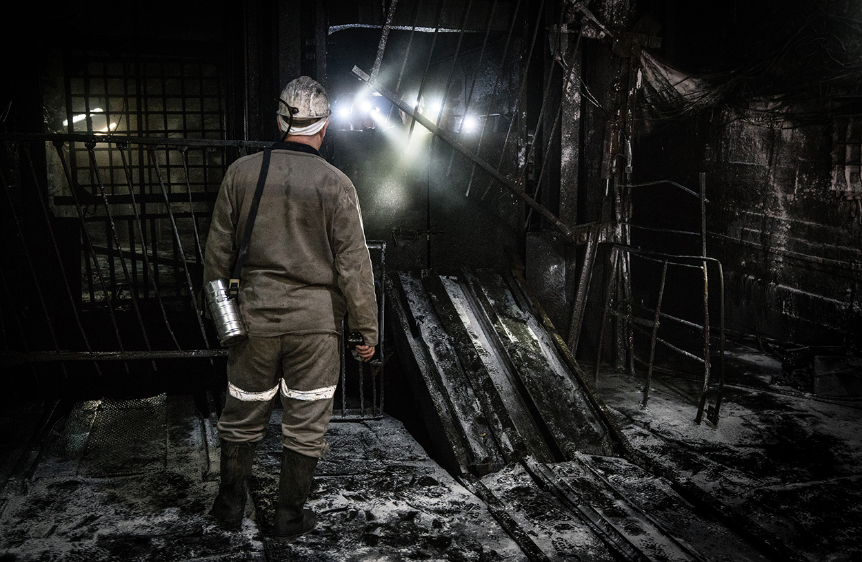 Asbestos Exposure in Coal Mines background image