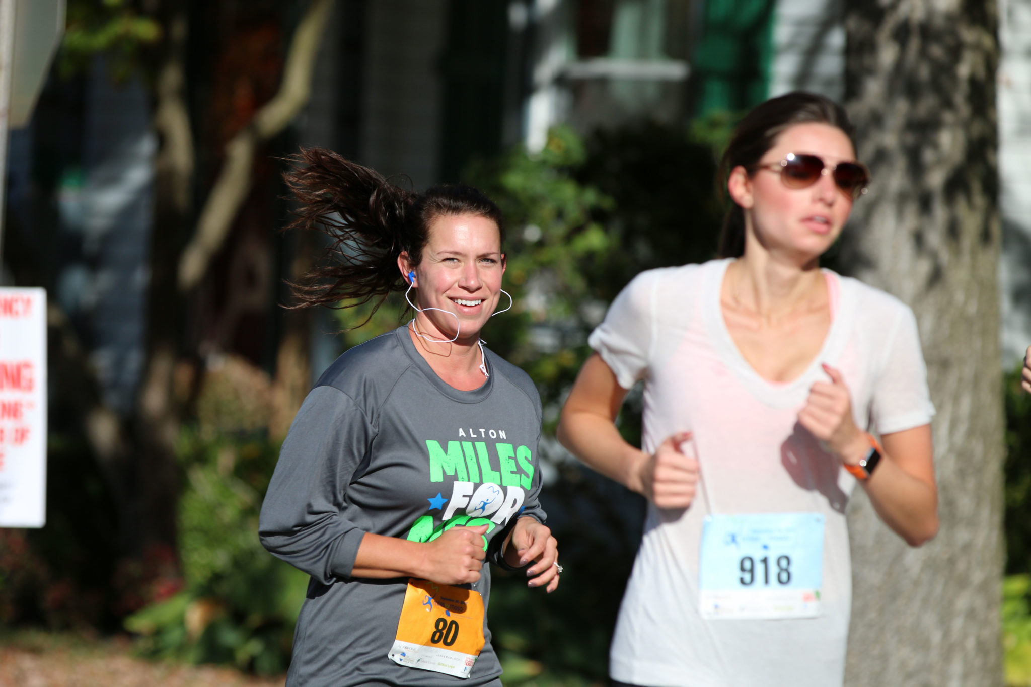 2 women running in 5k race